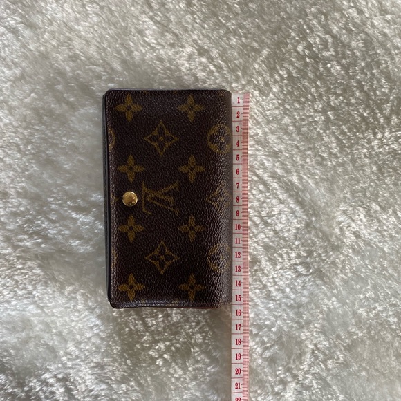 Authentic Louis Vuitton Medium compact wallet - Picture 11 of 12